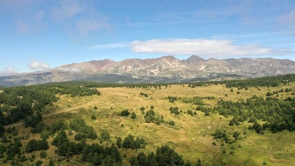 Obraz premium survol du massif des Pyrénées et des forets dans les Pyrénées-Orientales, sud de la France, parc naturel des Bouillouses
