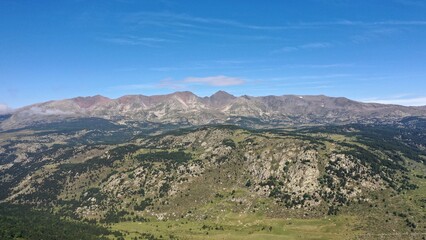 Obraz premium survol du massif des Pyrénées et des forets dans les Pyrénées-Orientales, sud de la France, parc naturel des Bouillouses