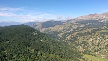 survol du massif des Pyrénées et des forets dans les Pyrénées-Orientales, sud de la France, parc naturel des Bouillouses