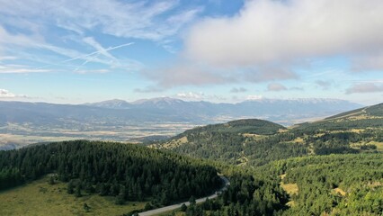 Naklejka premium survol du massif des Pyrénées et des forets dans les Pyrénées-Orientales, sud de la France, parc naturel des Bouillouses