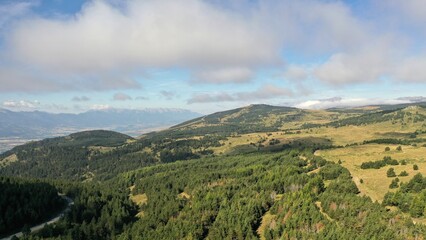 survol du massif des Pyrénées et des forets dans les Pyrénées-Orientales, sud de la France, parc naturel des Bouillouses