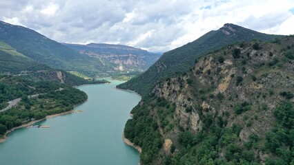 massif du Montseny en catalogne dans le nord de l'Espagne et barrage hydroélectrique avec lac de retenue d'eau vue du ciel 