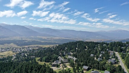 Obraz premium survol du massif des Pyrénées et des forets dans les Pyrénées-Orientales, sud de la France, parc naturel des Bouillouses 