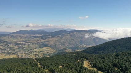 Fototapeta na wymiar survol du massif des Pyrénées et des forets dans les Pyrénées-Orientales, sud de la France, parc naturel des Bouillouses 