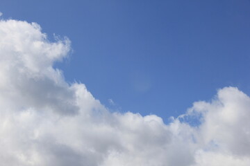 澄み切った青空と、大波のような白い雲