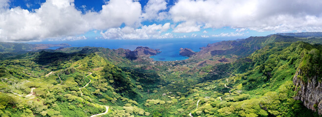 vu aérienne de la baie de TAIOHAE sur l'ile de NUKU HIVA dans l'archipel des marquises en...
