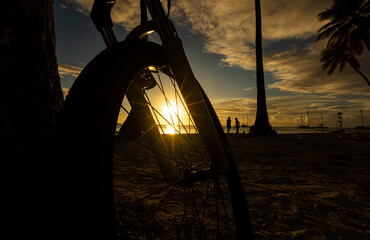 Vélo au coucher du soleil en Polynésie française
