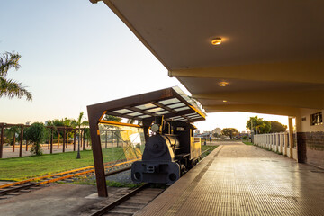 Locomotiva na antiga Estação Ferroviária de Goiânia com a luz do amanhecer.