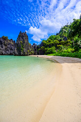 Fototapeta na wymiar Hidden beach in Matinloc Island, El Nido, Palawan, Philippines - Paradise lagoon and beach in tropical scenery