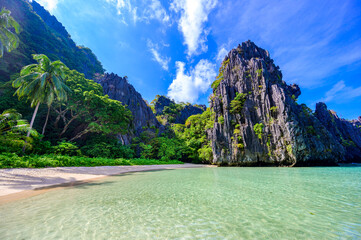 Hidden beach in Matinloc Island, El Nido, Palawan, Philippines - Paradise lagoon and beach in tropical scenery - 494319917