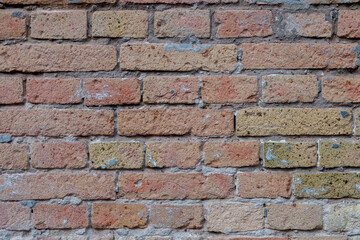 Mauer aus gelben und roten Ziegelsteinen