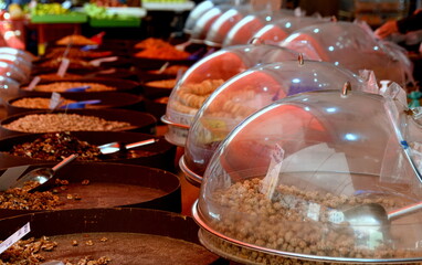 Großes Angebot an Nüssen, Bohnen und anderen Früchten auf dem Markt von Thessaloniki