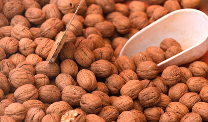Frische Walnüsse auf dem Markt von Saloniki