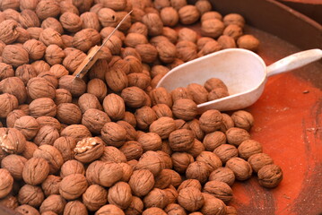 Frische Walnüsse auf dem Markt von Saloniki