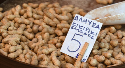 Frische Erdnüsse auf dem Markt von Saloniki