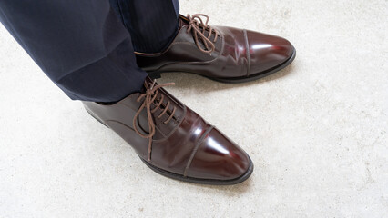 ピカピカに磨いた茶色の革靴｜足元のエチケット