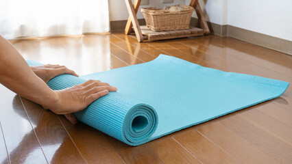 ヨガマットを広げる・丸める　準備・片付けイメージ