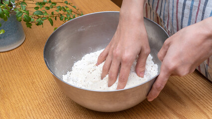 小麦粉と牛乳を混ぜて生地をこねる｜パン・お菓子作りのイメージ