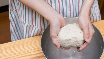 生地をこねる｜お菓子作りのイメージ