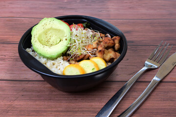 Poke or Bowl of sweet and sour pork, accompanied by zucchini, tomato, quinoa rings, mushrooms, Chinese roots, lettuce and pepper