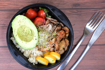 Poke or Bowl of sweet and sour pork, accompanied by zucchini, tomato, quinoa rings, mushrooms, Chinese roots, lettuce and pepper
