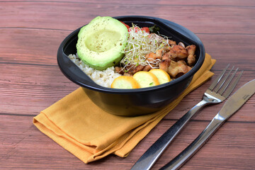 Poke or Bowl of sweet and sour pork, accompanied by zucchini, tomato, quinoa rings, mushrooms, Chinese roots, lettuce and pepper