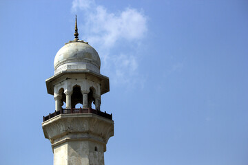 Old tower of Bibi Ka Maqbara tomb on a clear day in Aurangabad, India - obrazy, fototapety, plakaty