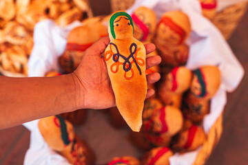 Guaguas de pan hechas de harina y decoradas con masa de colores que se usan para visitar a los...