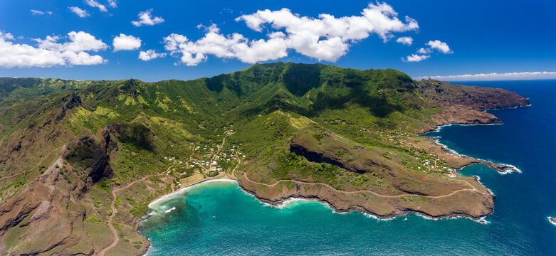 image a&eacute;rienne de la vall&eacute;e de HANE sur l'ile de UA HUKA archipel de marquises polynesie francaise