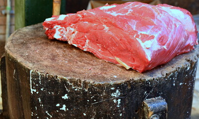 Frisches Lendenfleisch auf einem Holztisch