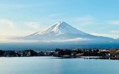 Betoverend uitzicht op de besneeuwde berg Fuji in Japan