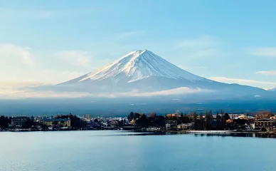 Fotobehang Fuji Betoverend uitzicht op de besneeuwde berg Fuji in Japan