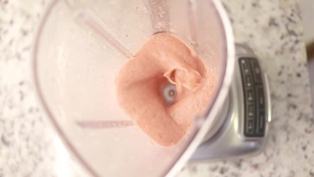 vista superior de una batidora preparando un batido natural, c&aacute;mara lenta