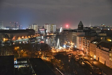 Nacht in Berlin – Abendstimmung am Historischen Hafen in Berlin Mitte - Feuerwerk am Nachthimmel