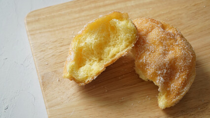 ふたつに割ったマラサダドーナツ