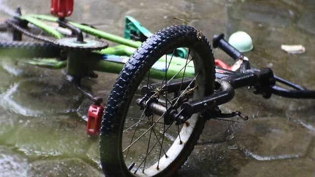old bicycle in the drizzling rain, hd video