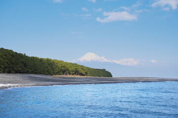 三保の松原の美しい雪山と海の風景