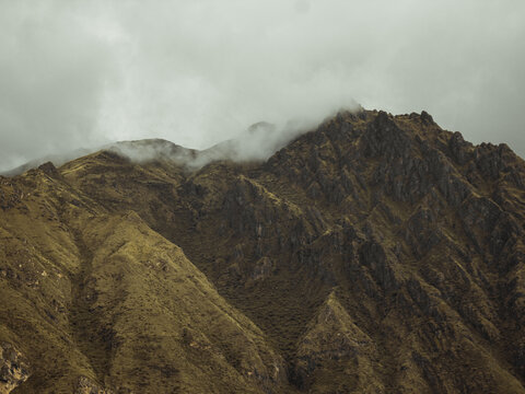 Paisaje en los parques natuarles en Cuzco, Per&uacute;, nublado