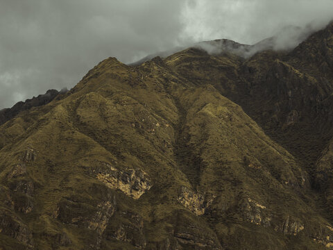 Paisaje en los parques natuarles en Cuzco, Per&uacute;, nublado