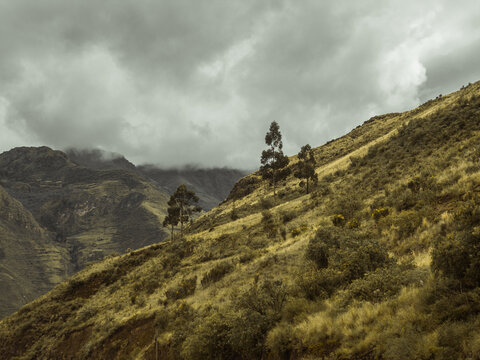 Paisaje en los parques natuarles en Cuzco, Per&uacute;, nublado