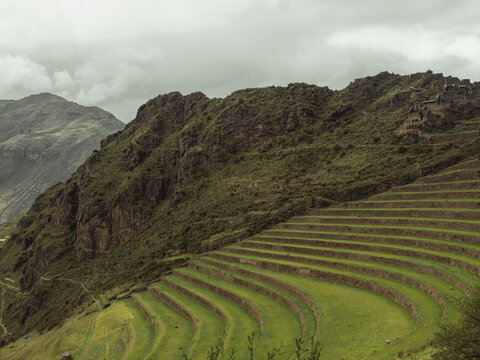 Paisaje en los parques natuarles en Cuzco, Per&uacute;, nublado