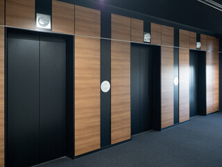 オフィスビルのエレベーターホール  © moonrise
