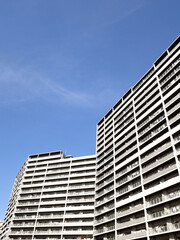 Fototapeta premium 住宅街の大型マンション