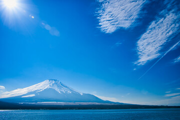 富士山と凍った湖