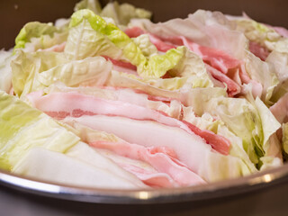 ミルフィーユ鍋。豚肉と白菜を重ねて煮込む料理。