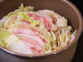 ミルフィーユ鍋。豚肉と白菜を重ねて煮込む料理。