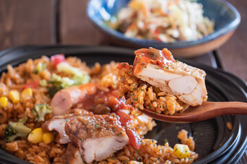 チキンとソーセージ、野菜が乗ったジャンバラヤ。