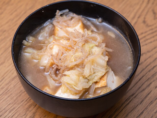 豚肉とキャベツと揚げ豆腐を入れた豚汁。