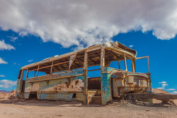 Bus abandonado en el desierto