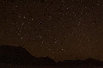 noche estrellada en el desierto